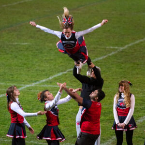 equipe de cheerleading des montpellier hurricanes font un stunt sur le terrain de sabathé pendant un match de l'équipe élite