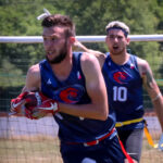 joueur de flag football des montpellier hurricanes qui court avec le ballon en main